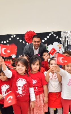 Başkan Kozay Büyük Bayramı Çocuklarla Karşıladı