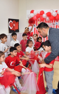 Başkan Kozay Büyük Bayramı Çocuklarla Karşıladı